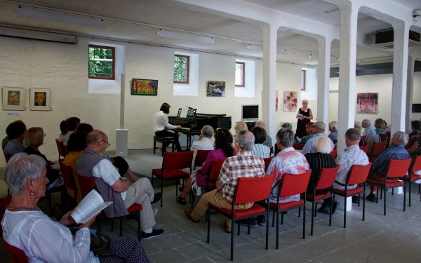 Gabriele Münster eröffnet die Veranstaltung